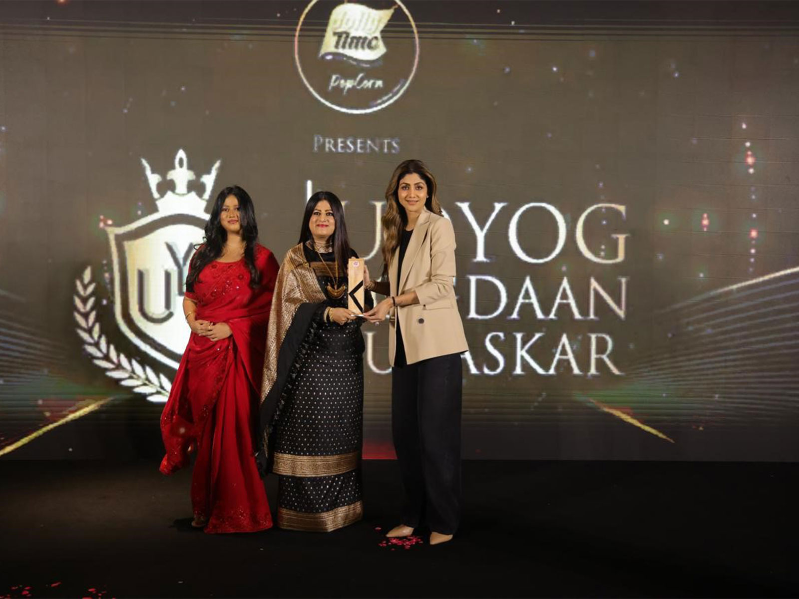 Rashmi Aiyappa receives the Lifetime Achievement Award from Shilpa Shetty Kundra at Udyog Yogdaan Puraskar 2026 in Bengaluru