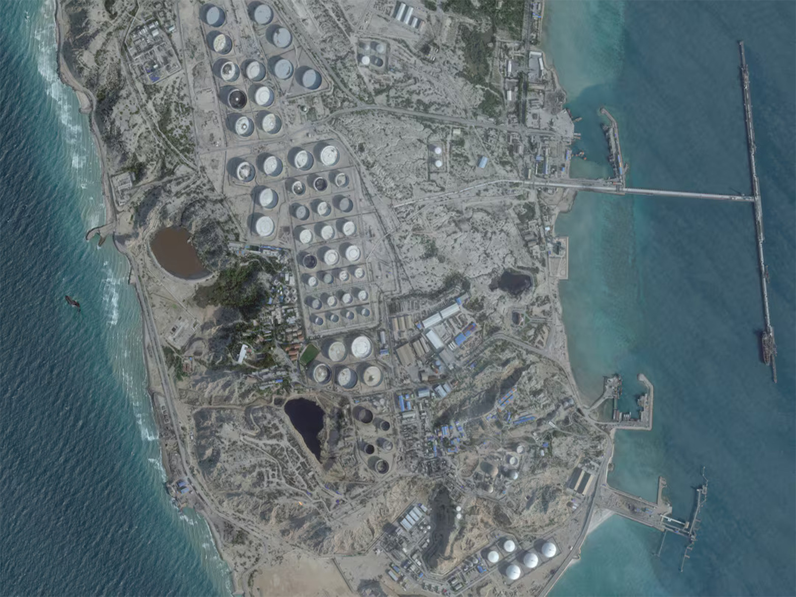 A satellite image shows an oil terminal at Kharg Island, Iran (Photo/Reuters)