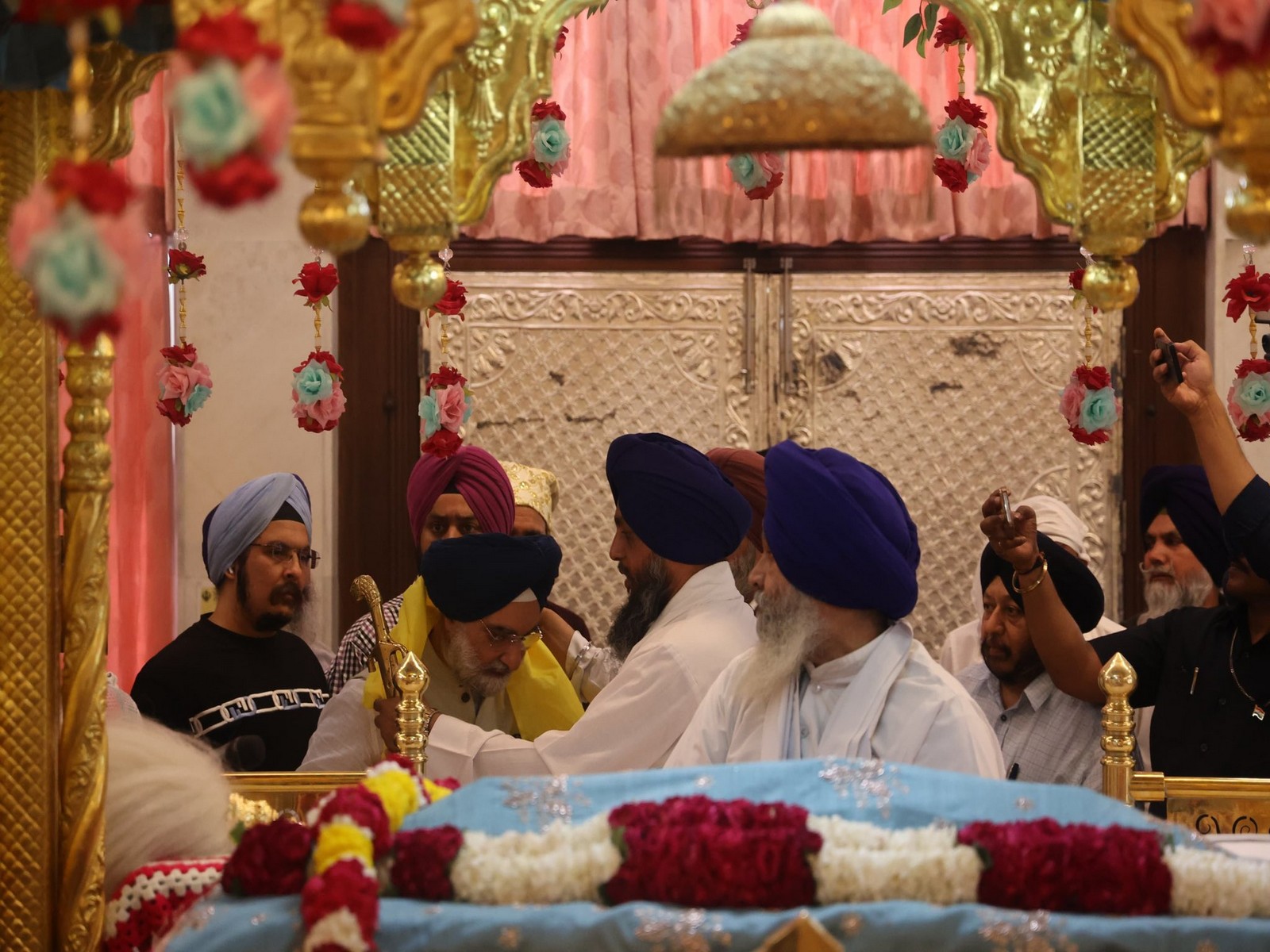 Lt Governor of Delhi, Sardar Taranjit Singh Sandhu, paid homage at the historic Gurudwara Rakabganj Sahib (Photo/X/@LokNiwasDelhi)