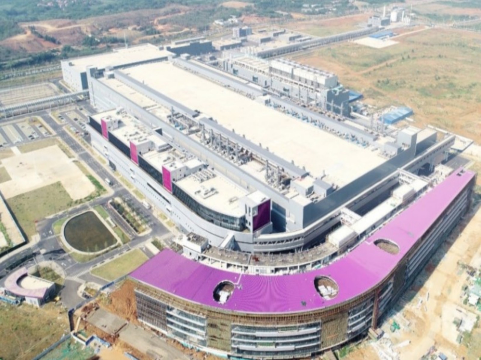 YMTC's NAND flash plant in Wuhan, China. (Photo-The Korea Herald)