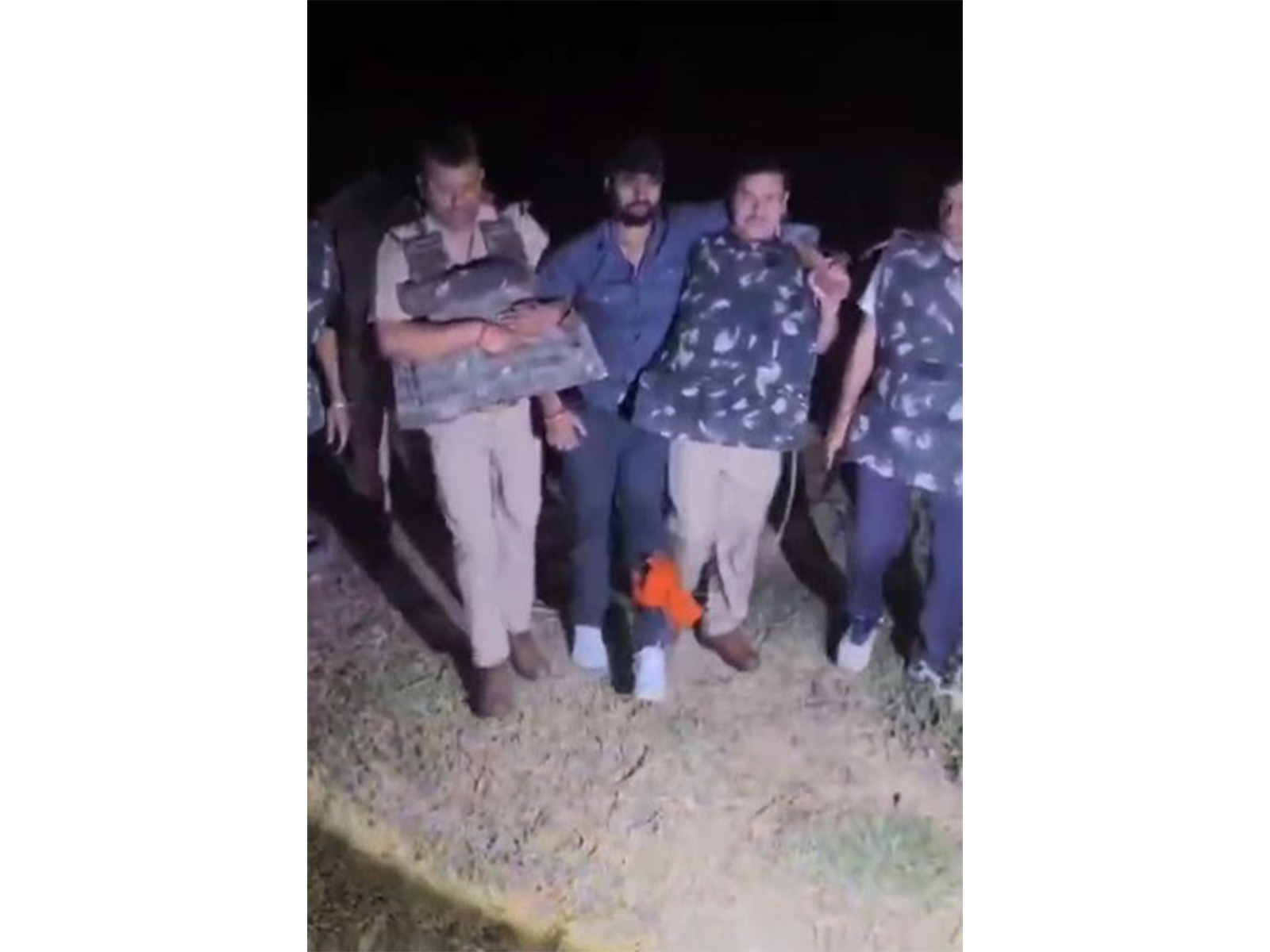 Visual of police carrying shooting case accused (Photo/Kushinagar Police)