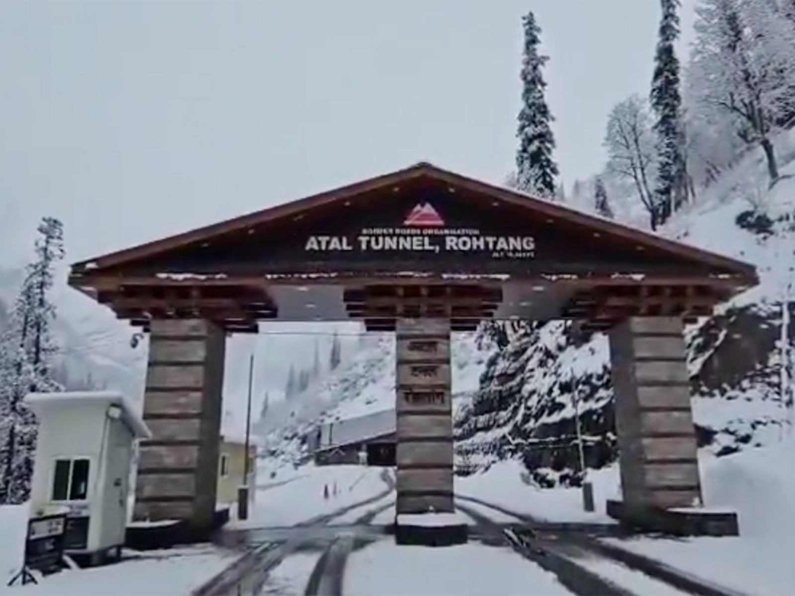 Atal Tunnel in Rohtang witnessed fresh snowfall (Photo/Manali Police)