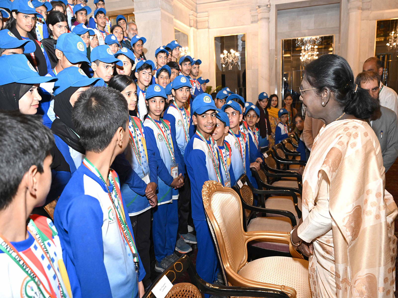 President Draupadi Murmu with youth delegation from Jammu and Kashmir at Rastrapati Bhavan (Photo/x/@rashtrapatibhvn)
