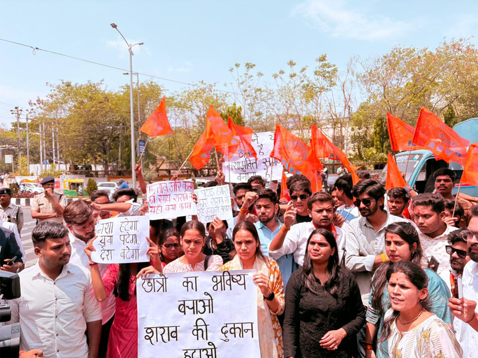 ABVP workers are protesting against liquor shop running near MLB Girls College in Bhopal (Photo/ANI)