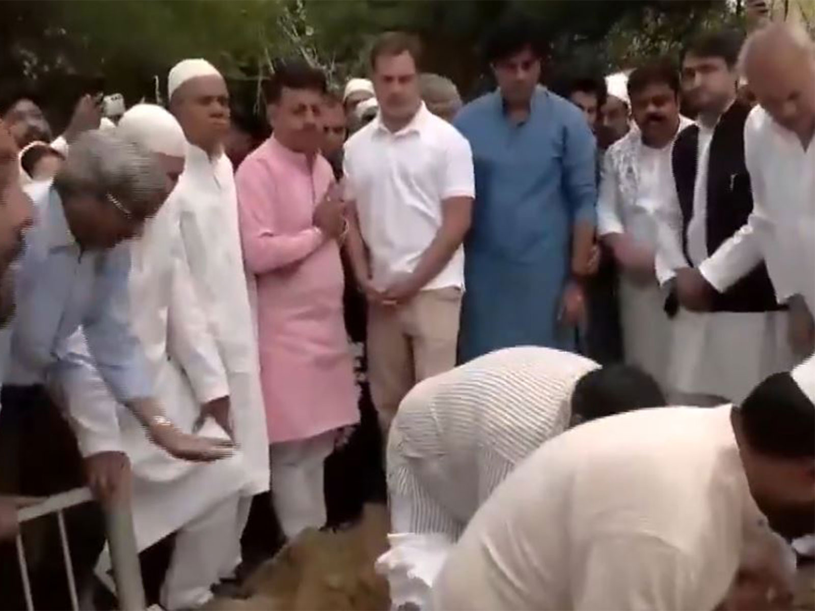 Rahul Gandhi paid last respects to veteran Congress leader Mohsina Kidwai (Photo/ANI)
