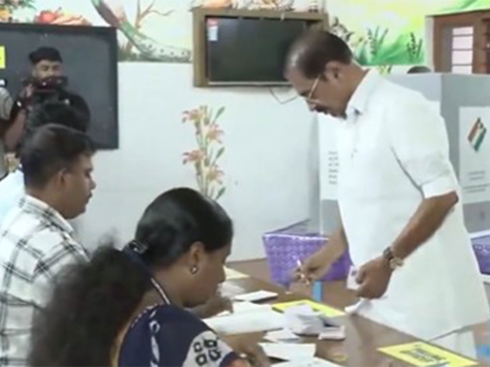 Congress Peravoor candidate Sunny Joseph casts his vote (Photo/ANI)