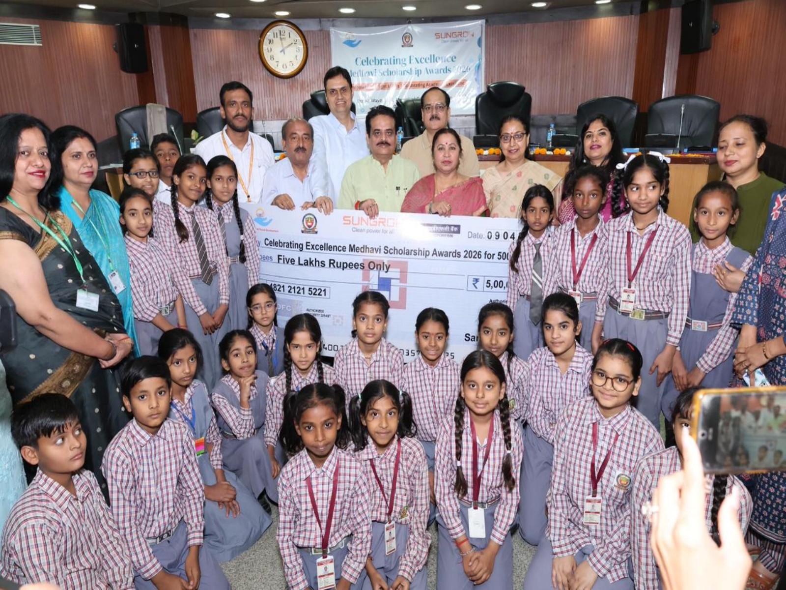 Delhi Mayor Iqbal Singh awards scholarships to 500 MCD students (Photo/Delhi MCD)