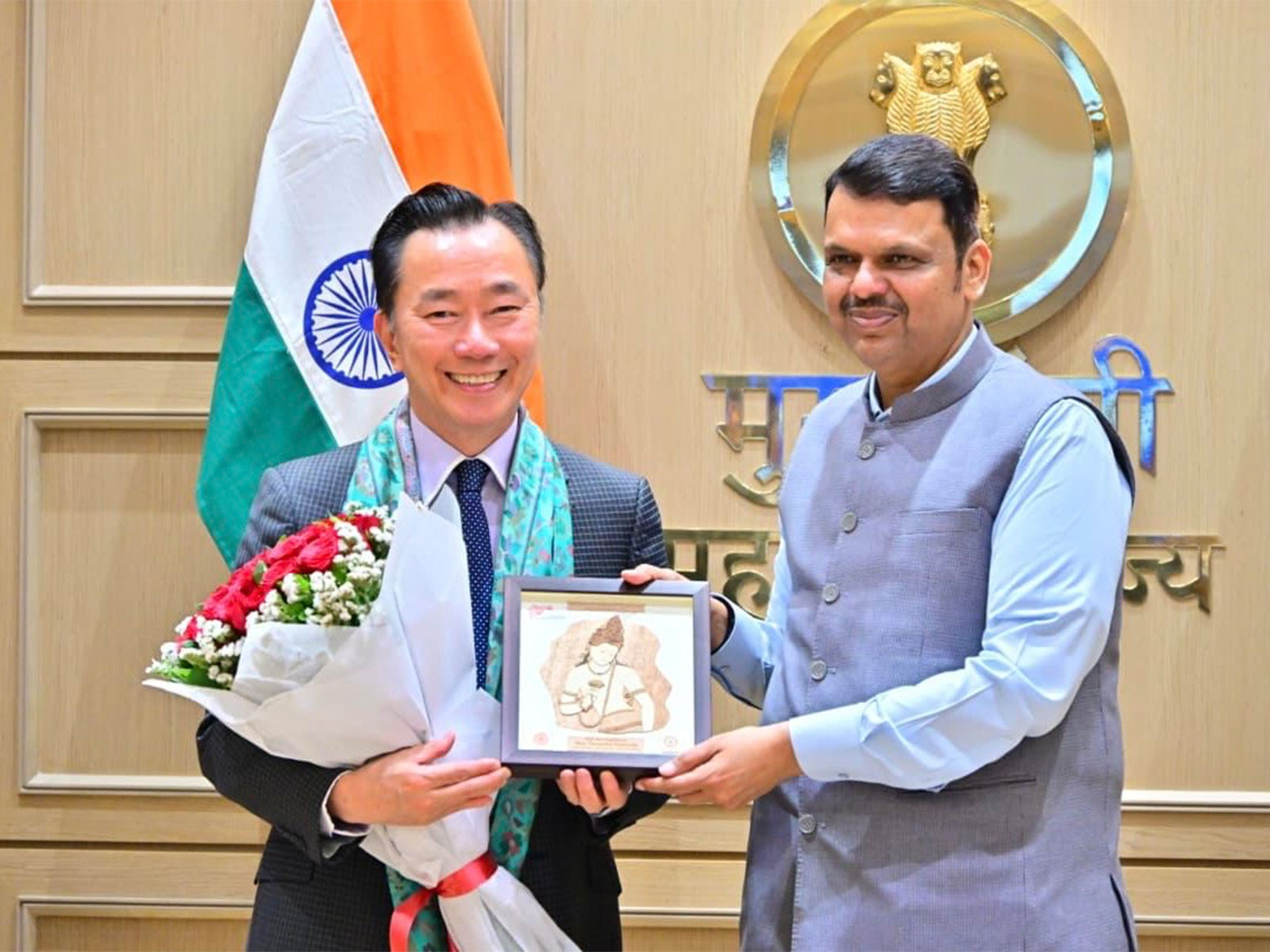Mr. Pham Sanh Chau (left), CEO of Vingroup Asia, and Mr. Devendra Fadnavis, Hon. Chief Minister of Maharashtra, at the signing ceremony