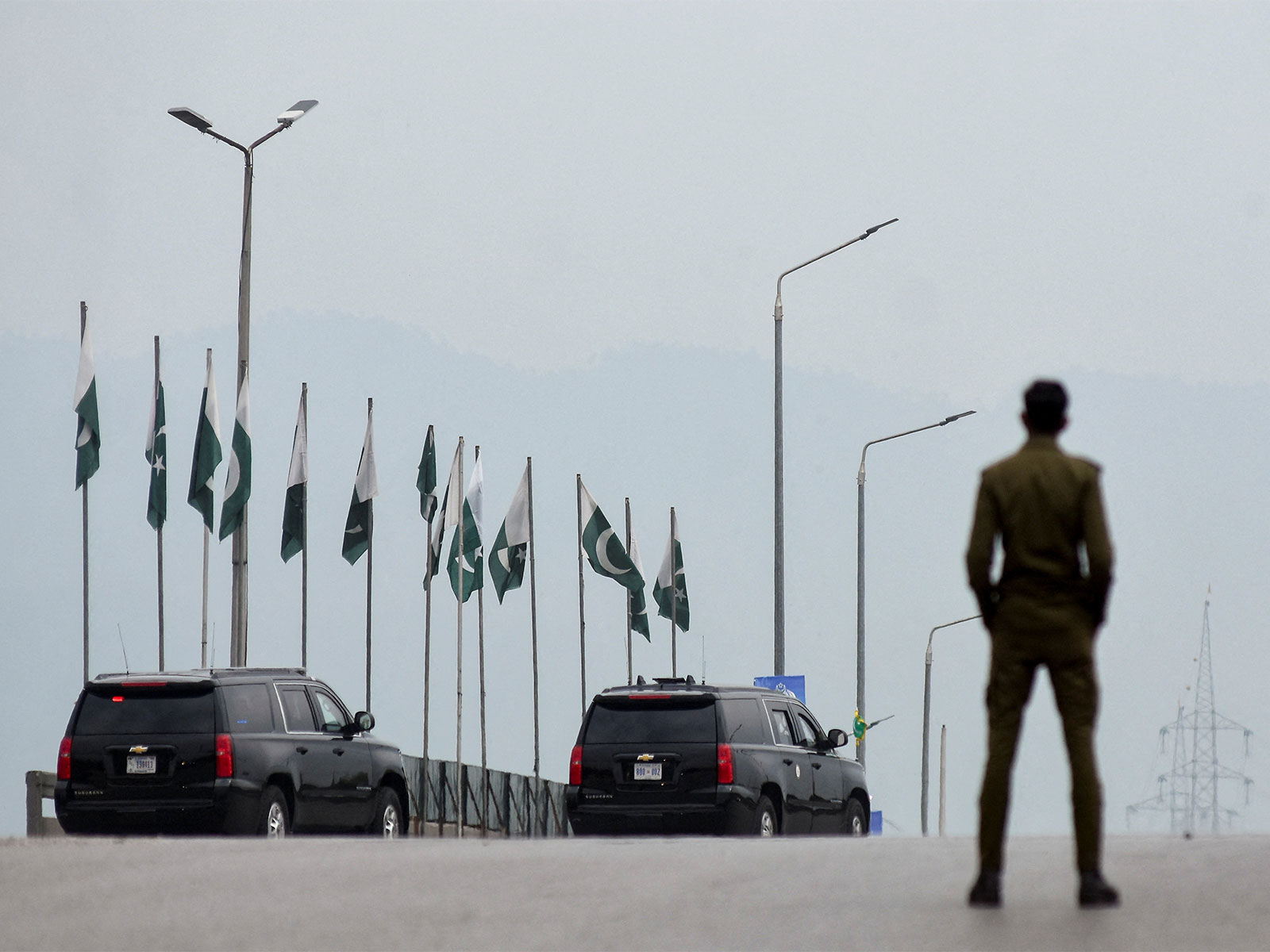 A convoy heads toward the Serena Hotel, as delegations from the United States and Iran are expected to hold peace talks, in Islamabad (Photo/Reuters)