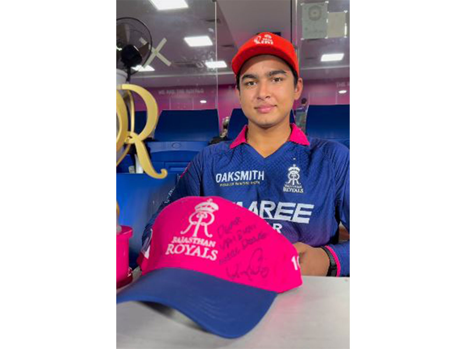 Vaibhav Sooryavanshi with signed cap from Virat Kohli (Photo/Instagram@Rajasthan Royals)