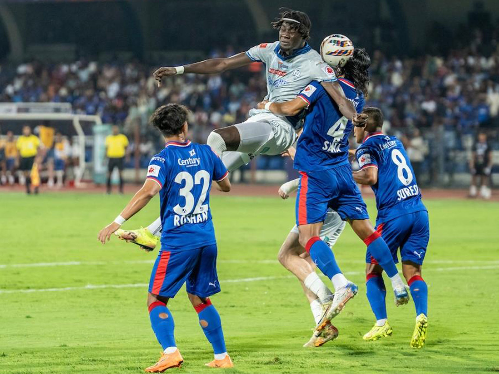 Kerala Blasters FC and Bengaluru FC players in action (Photo: AIFF Media)