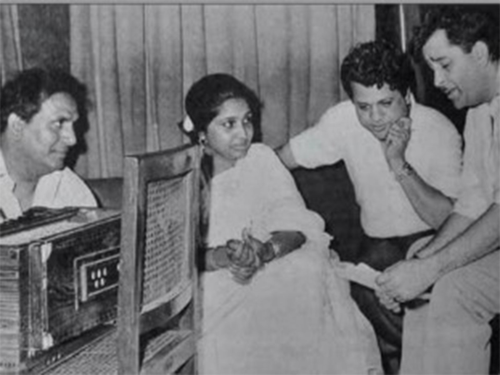Asha Bhosle's pic with Raj Kapoor (Image source: Kareena;s Instagram)