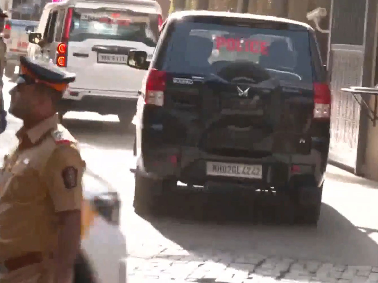 Maharashtra CM Devendra Fadnavis reaches the residence of legendary singer Asha Bhosle in Mumbai (Photo/ANI)