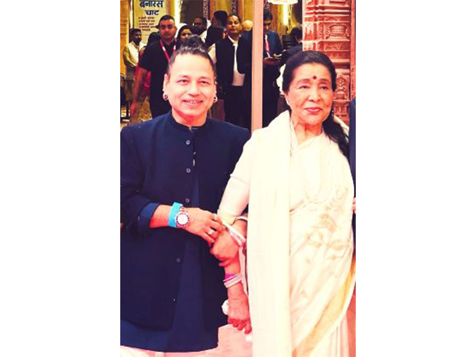 Kailash Kher honours Asha Bhosle (Photo/Instagram@kailashkher)