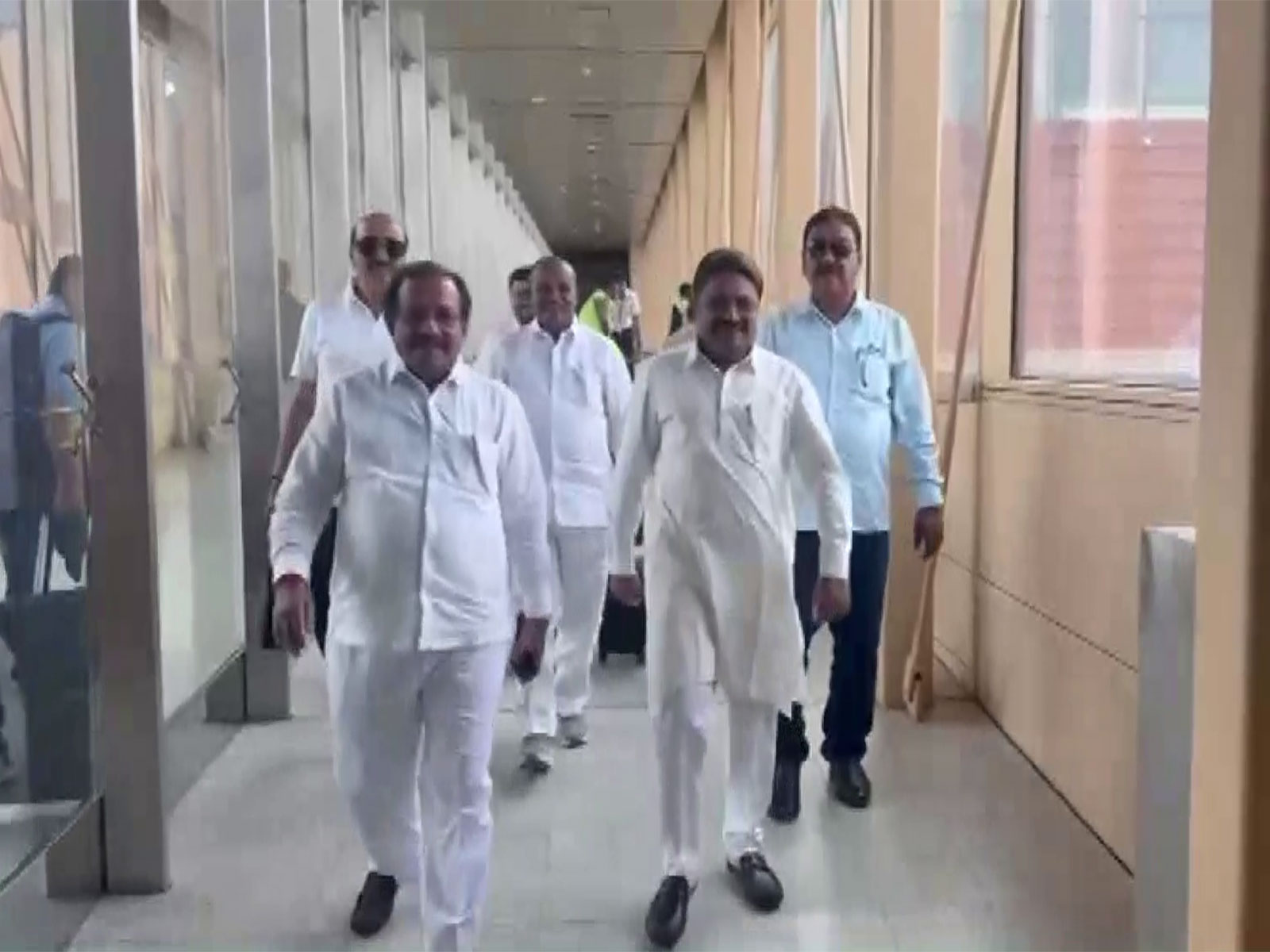 Several Karnataka Congress MLAs travel to Delhi (Photo/ANI)