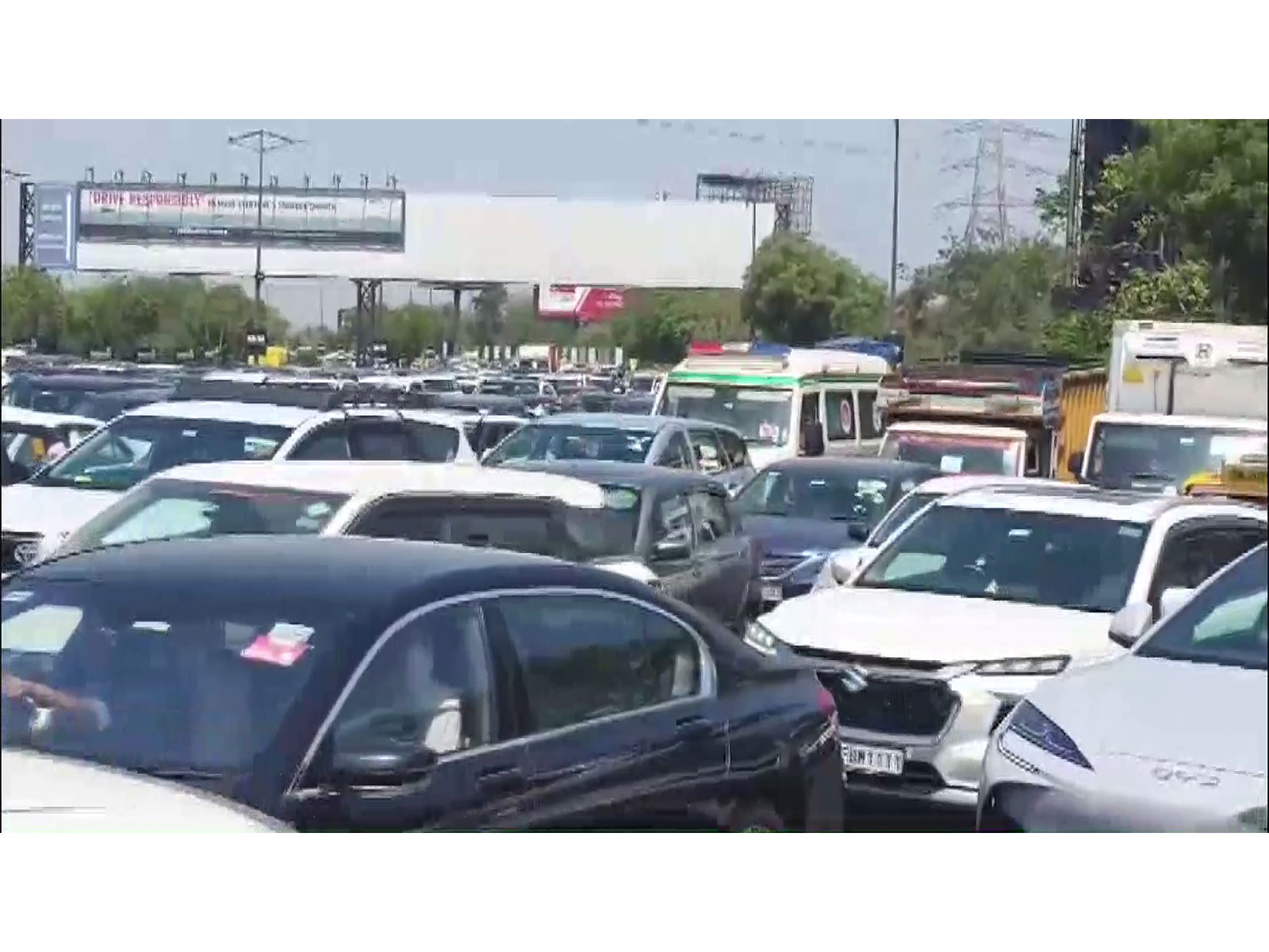 Traffic congestion at DND Flyway (Photo/ANI)