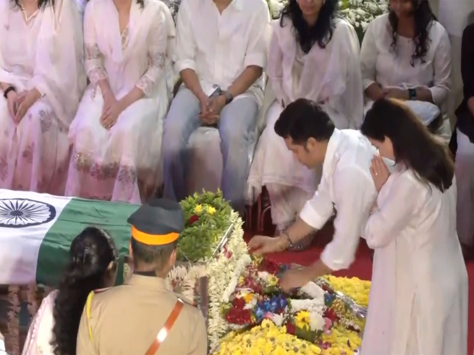 Sachin Tendulkar paying tribute to Asha Bhosle. (Photo: ANI)