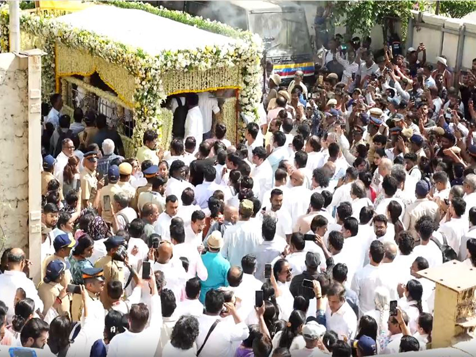 Sea of people gather for Asha Bhosle's last rites (Photo/ANI)