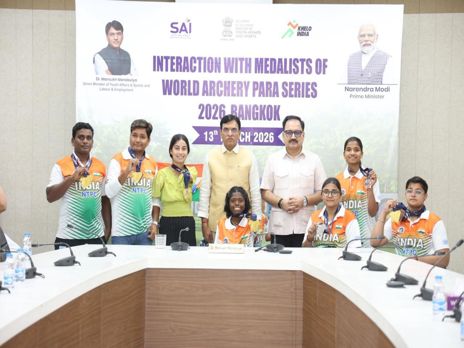 Union Sports Minister Mandaviya with para-archers. (Photo: SAI Media/MYAS)