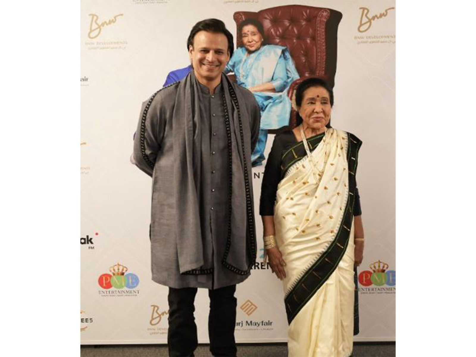 Asha Bhosle with Vivek Oberoi (File photo/X/@vivekoberoi)