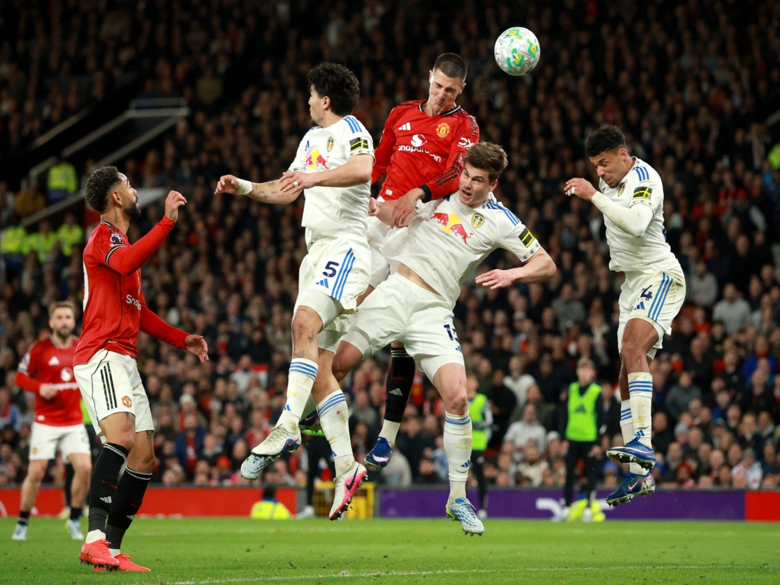 Manchester United and Leeds United players in action (Photo: Reuters)