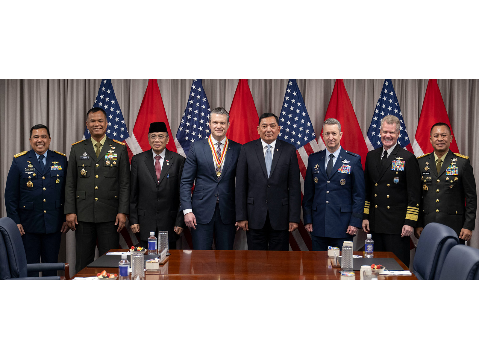 US Secretary of War Pete Hegseth alongwith  Indonesia's Defence Minister Sjafrie Sjamsoeddin (Photo/X/@DeptofWar)