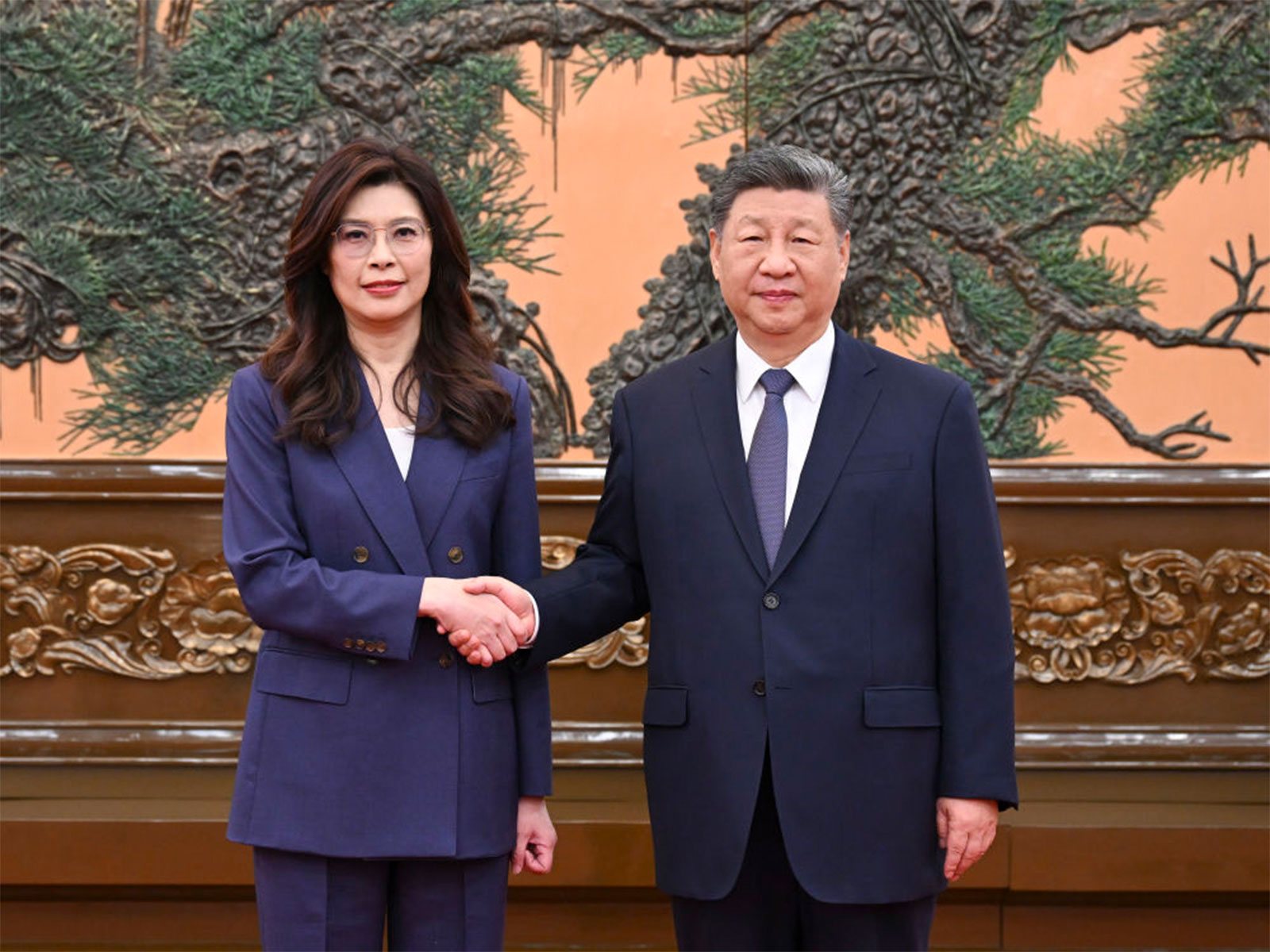 Chinese President Xi Jinping with Taiwan opposition leader and chairperson KMT  Cheng Li-wun (Photo/@China_Amb_India)