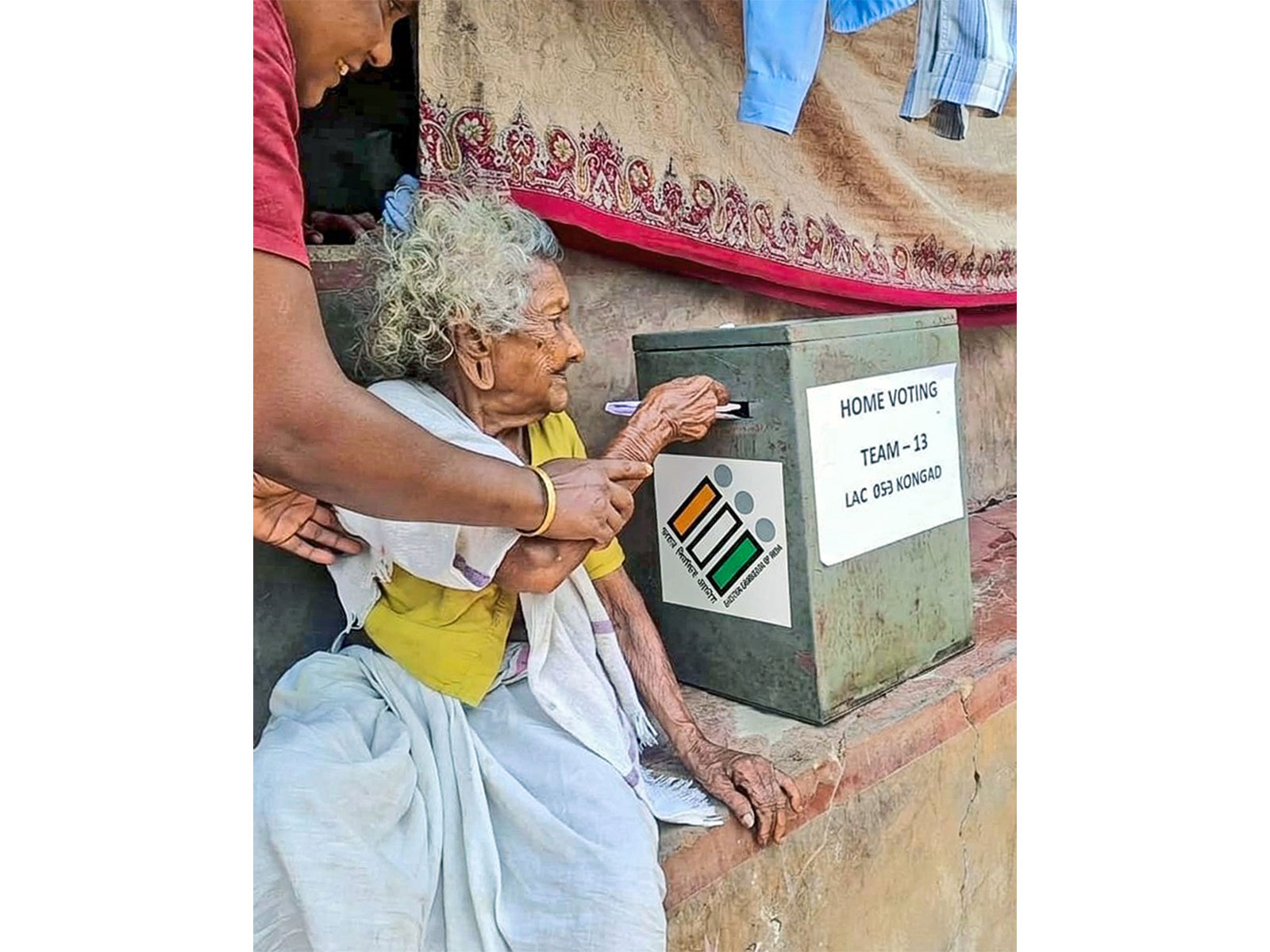 Home voting facility offered to elderly (Photo/Election Commission)