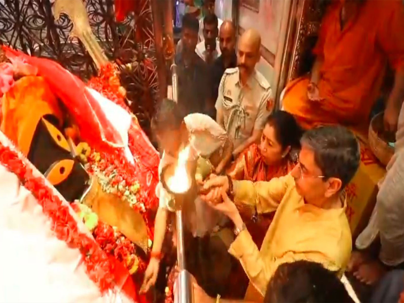 West Bengal Governor RN Ravi offers prayers at Kalighat Kali Temple (Photo/Lok Bhawan, Kolkata)