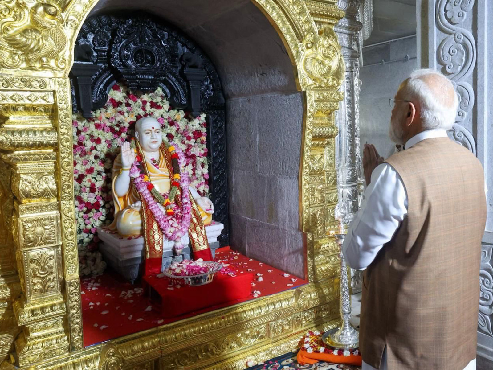 Prime Minister Narendra Modi pays homage to Dr. Balagangadharanatha Mahaswamiji (Photo/X@narendramodi)