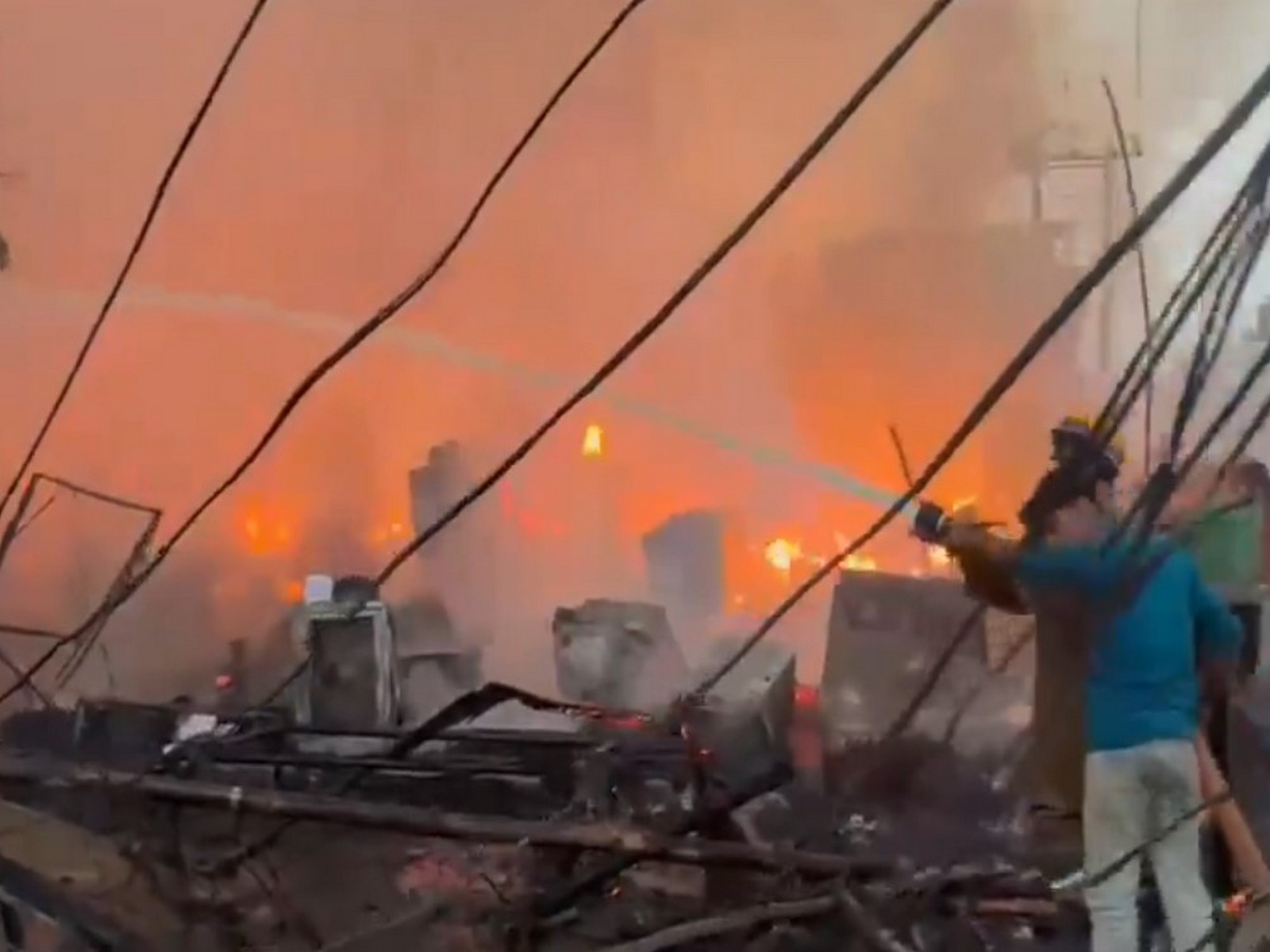 Massive fire breaks out in slums of Vikas Nagar area in Lucknow (Photo/ANI)