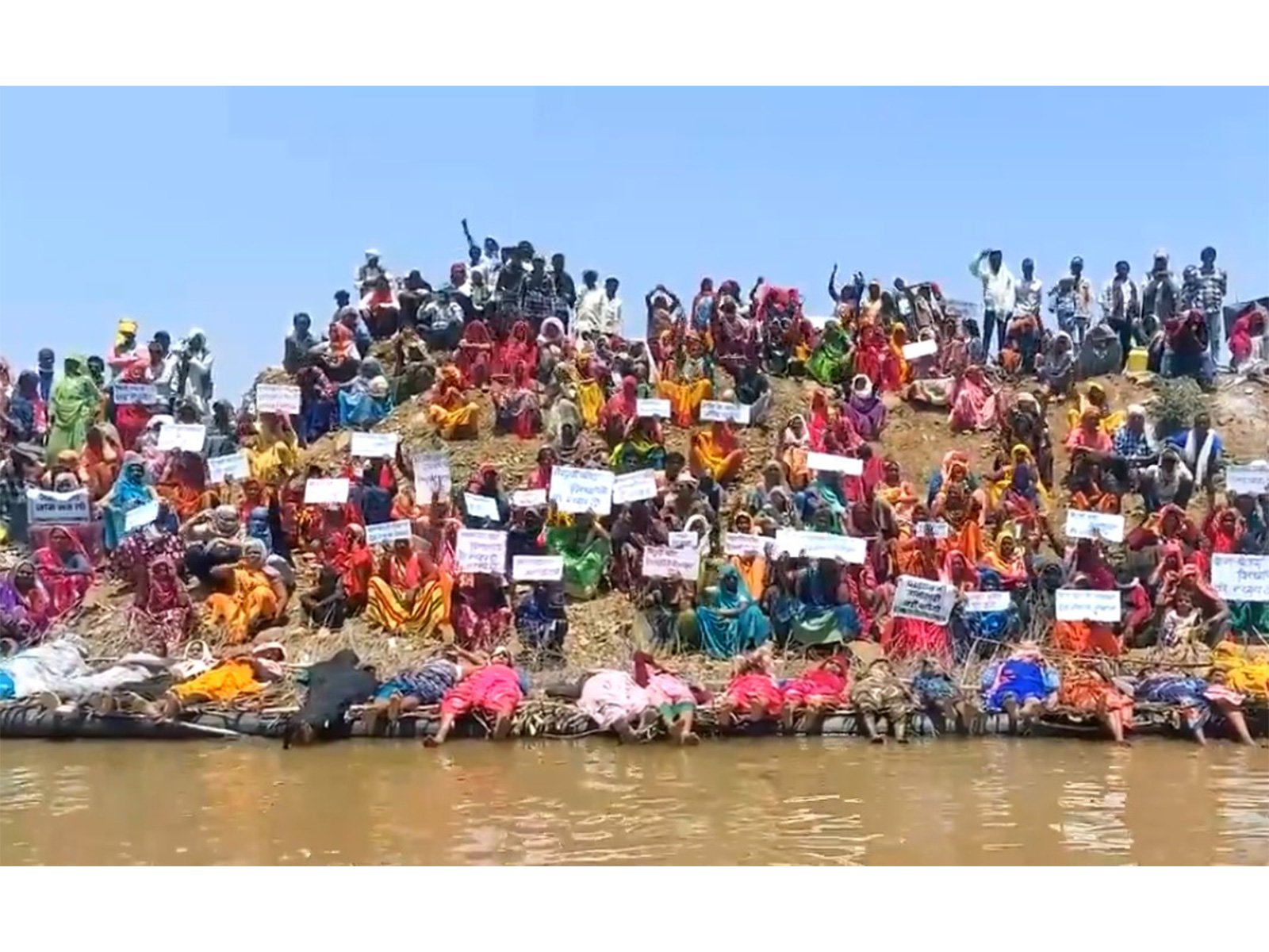 Tribals in Chhatarpur protest against the Ken-Betwa link project (Photo/ANI)