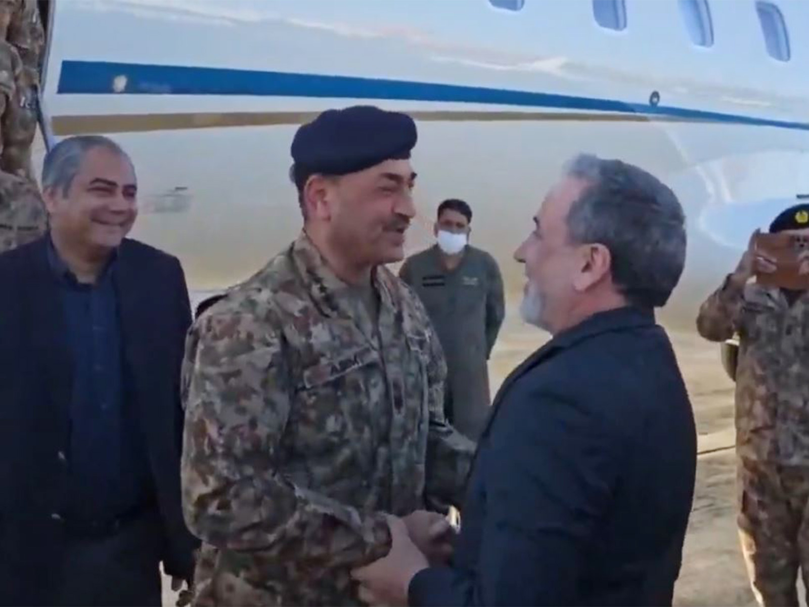 Iranian Foreign Minister Abbas Araghchi with Pakistan's Chief of Army Staff Asim Munir (Photo: x/@araghchi)