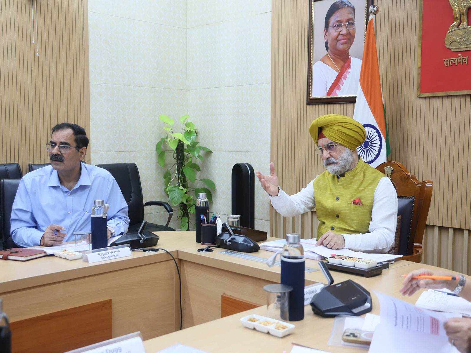 Delhi LG Taranjit Singh Sandhu during a review meeting (Photo/@LtGovDelhi)