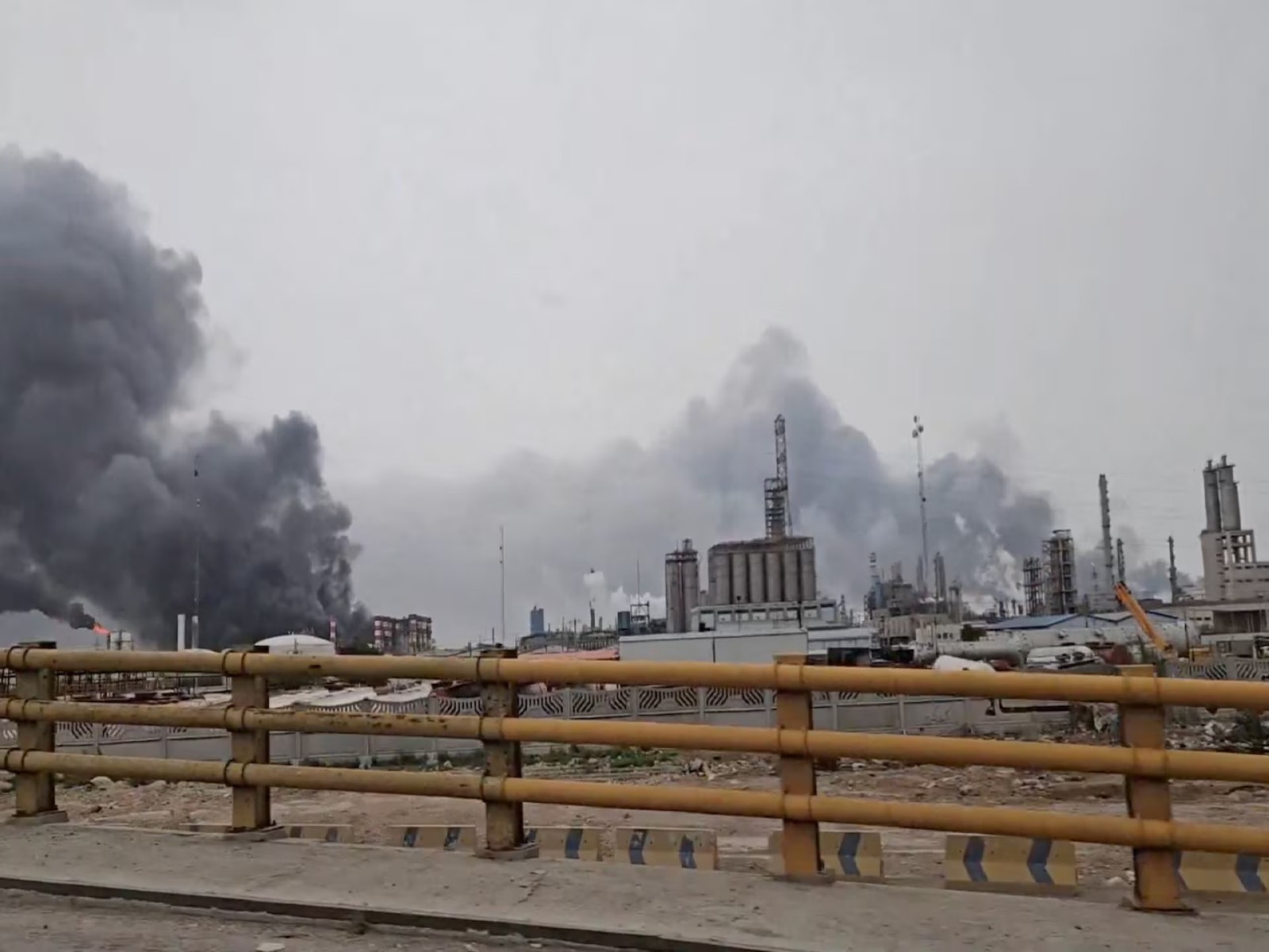 Smoke rises from the Mahshahr Petrochemical Zone following Israeli strikes in Iran's Khuzestan province. (Photo/Reuters)