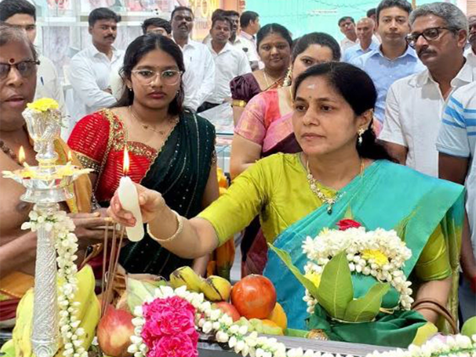 Dr. Anusha, Glow by Kirtilals Madurai Channel Partner inaugurated the new showroom