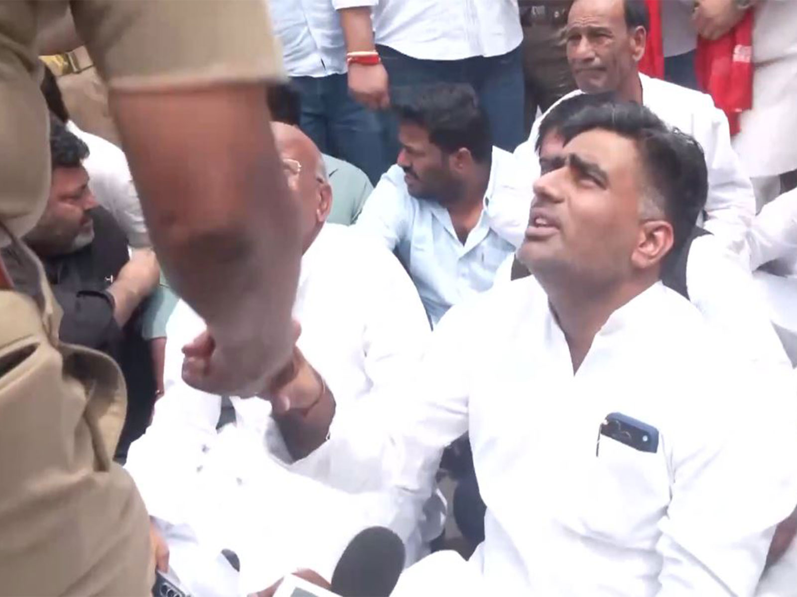 Delegations from SP, CPI(M) staged sit-in on DND Flyway (Photo: ANI)