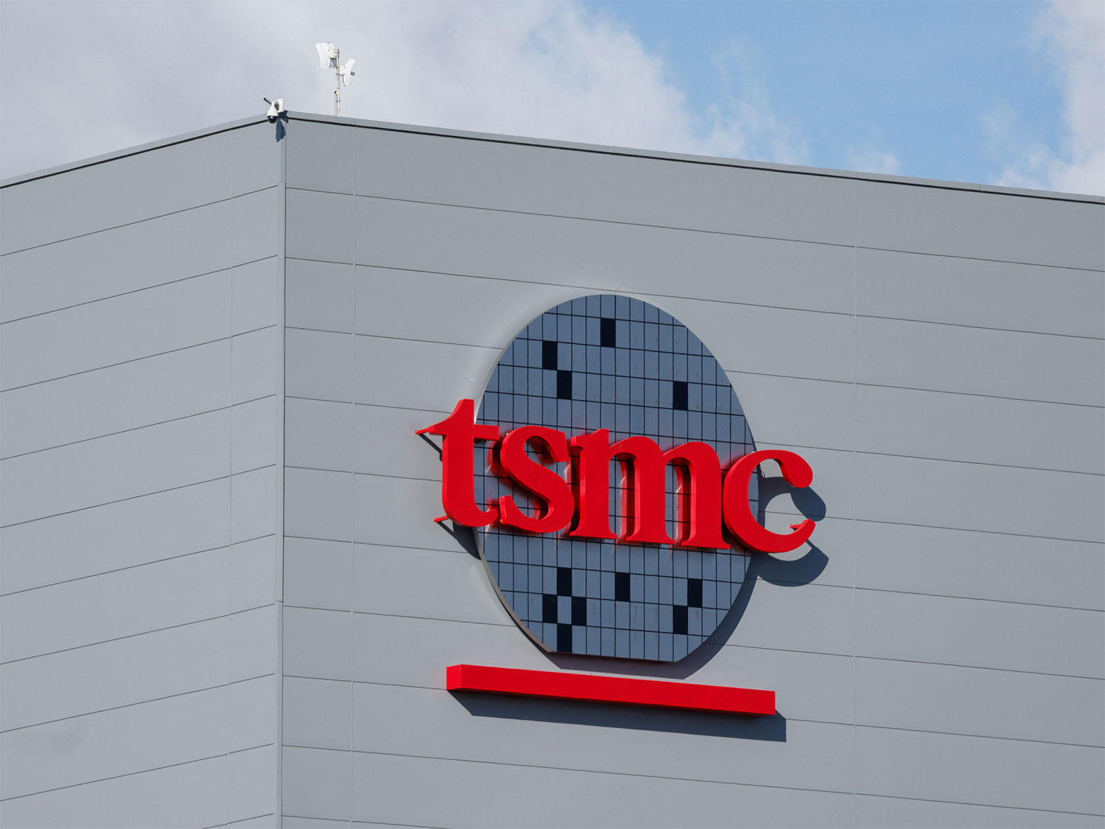 The logo of Taiwan Semiconductor Manufacturing Company (TSMC) is displayed at its fabrication plant in Kaohsiung, Taiwan (File Photo/Reuters)
