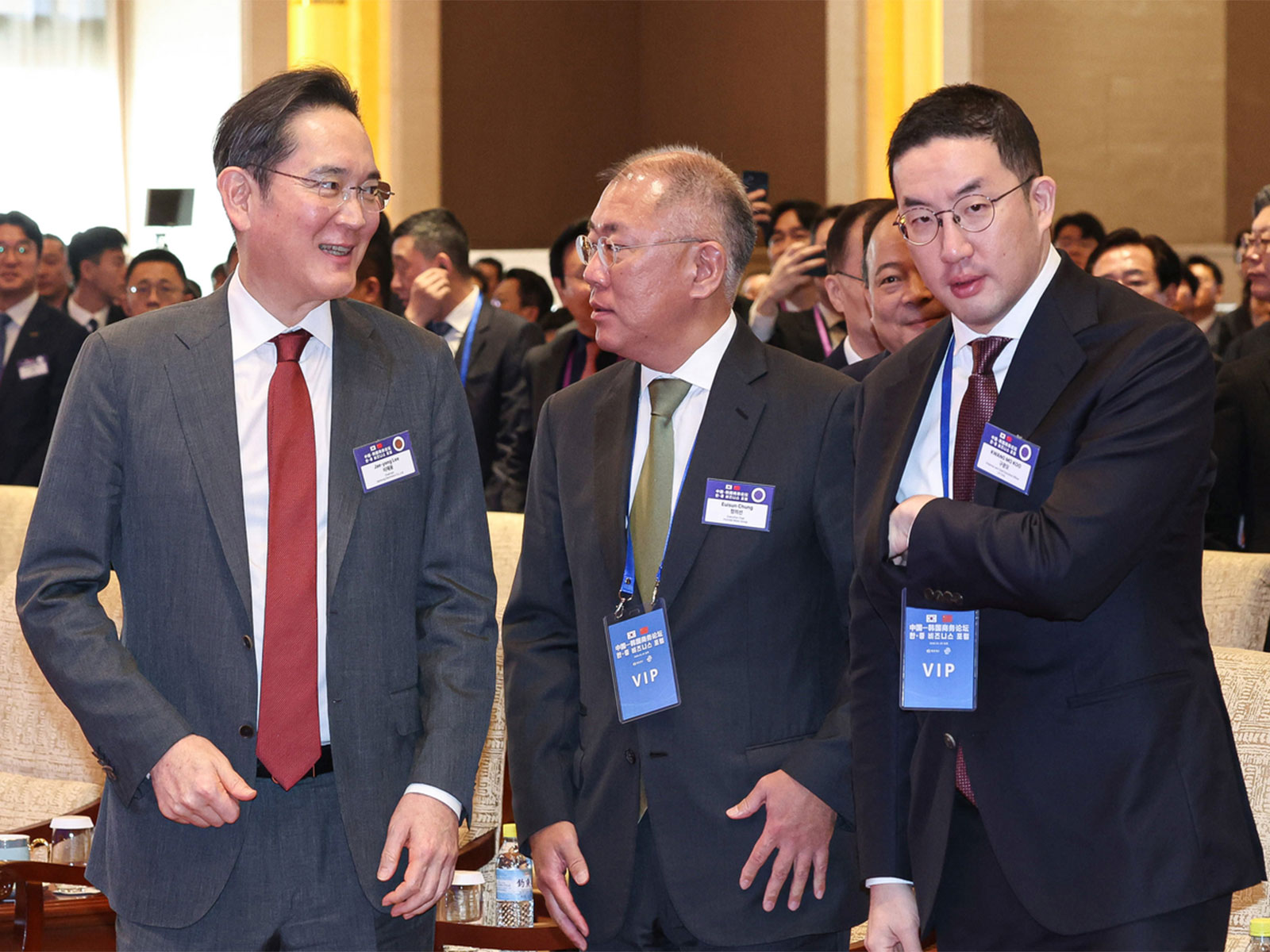 Samsung Electronics Chair Lee Jae-yong, Hyundai Motor Group Executive Chair Chung Euisun and LG Group Chair Koo Kwang-mo talk after attending the Korea-China Business Forum in Beijing on Jan. 5 - (Photo/The Korea Herald))