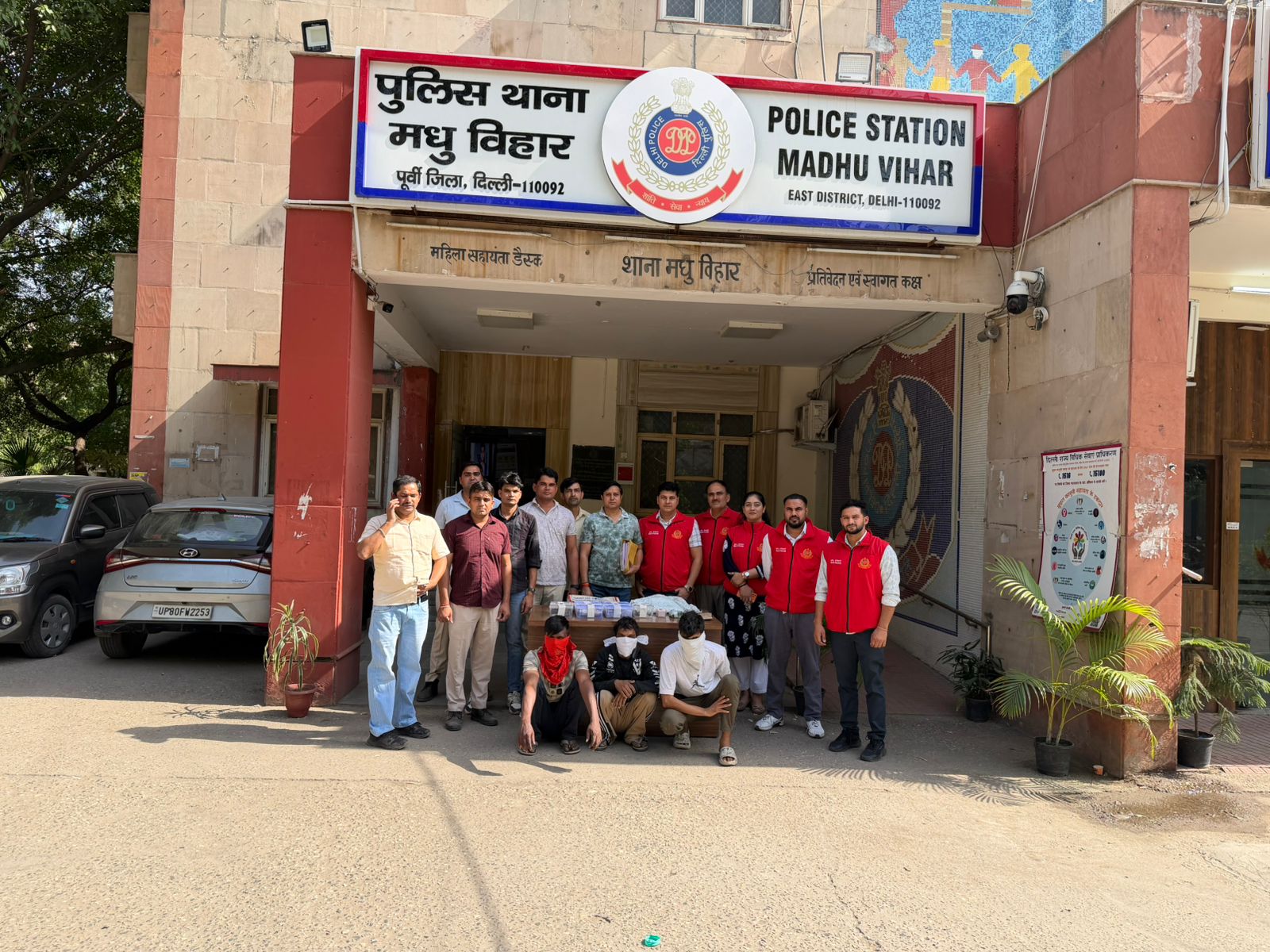 Delhi: Police arrest five accused in a blind burglary case in Madhu Vihar (Photo/DelhiPolice)