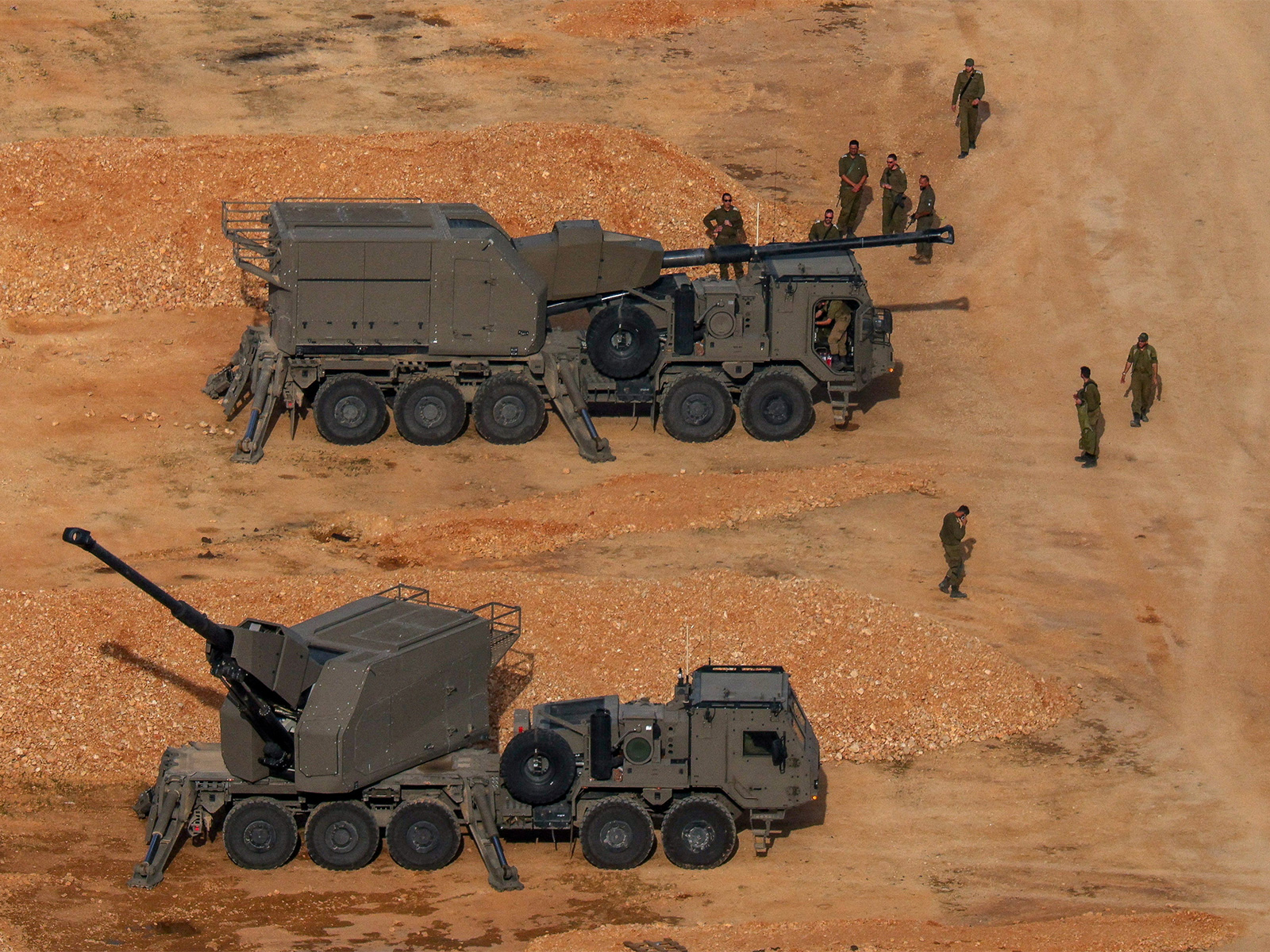 Israeli soldiers next to artillery vehicles near the Israel-Lebanon border, in northern Israel (Photo/Reuters)