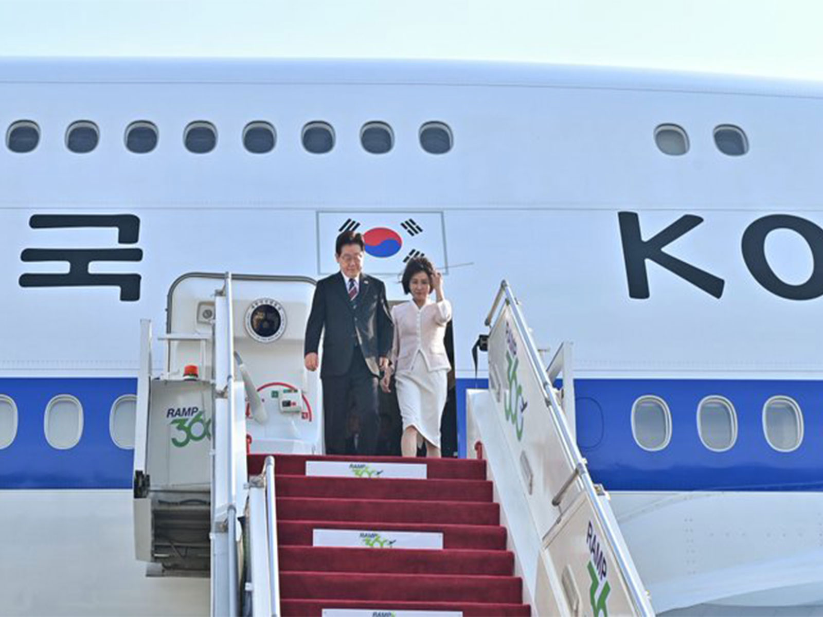 President of South Korea, Lee Jae-myung, accompanied by First Lady Kim Hea-kyung, arrives in India. (Photo/@MEAIndia)