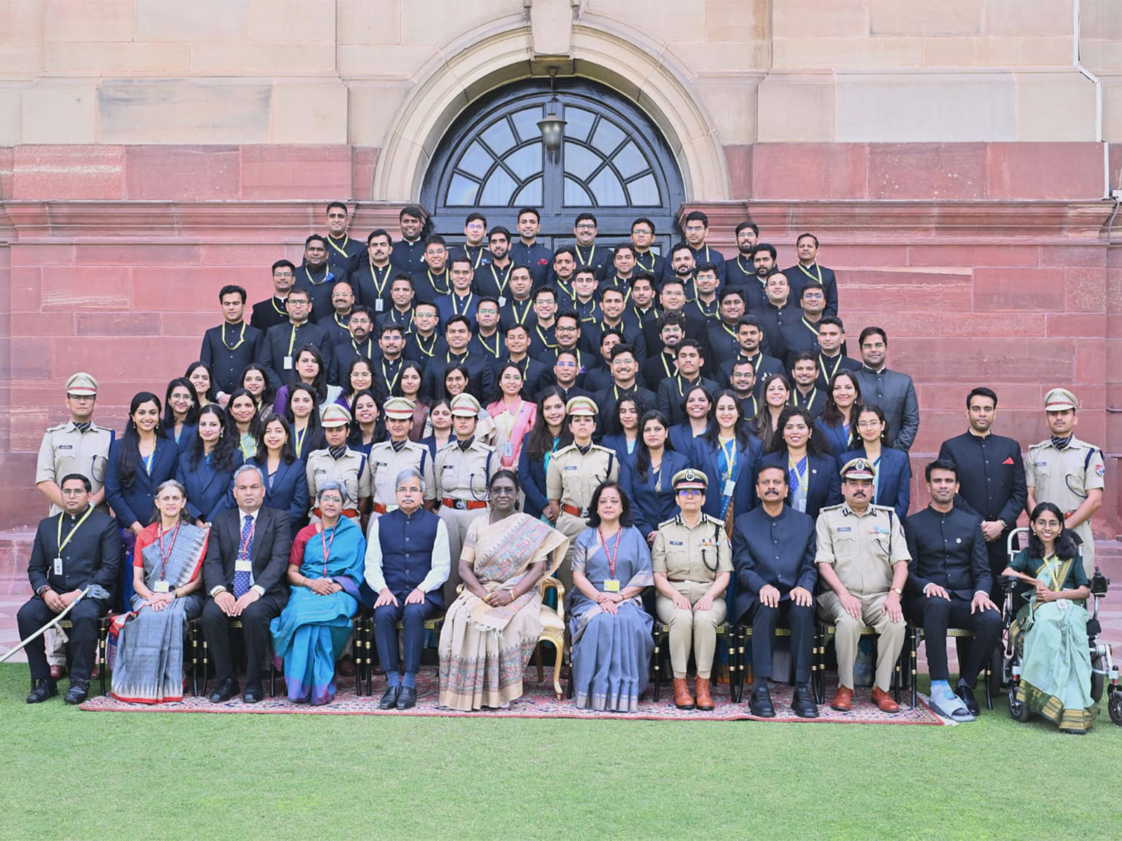 President of India with Railway and CES Officers (Photo/@rashtrapatibhvn/X)
