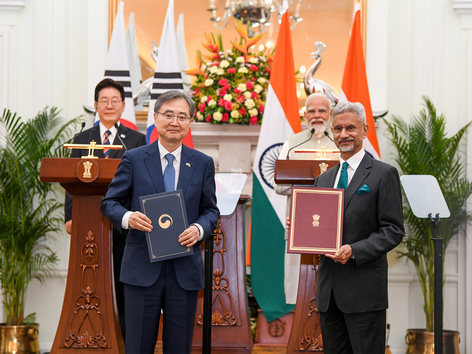 Prime Minister Narendra Modi and President of South Korea Lee Jae Myung witness the Exchange of MoUs during at Hyderabad House, in New Delhi (Photo/ANI)
