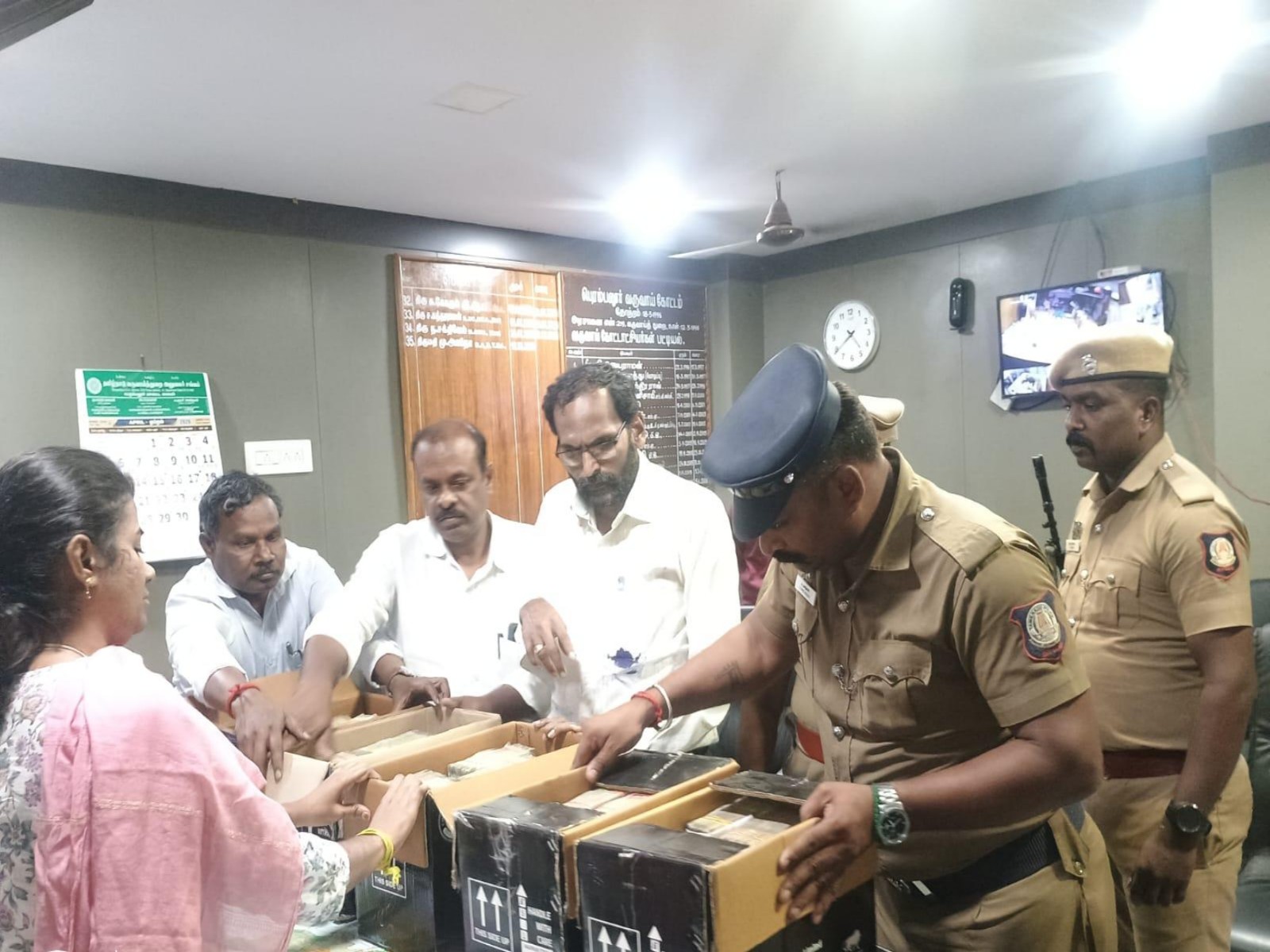 Tamil Nadu Police officers with seized cash (Photo/Perambalur Tehsildar)