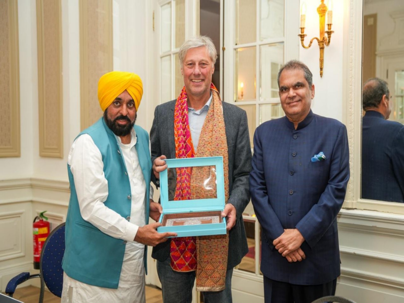 Punjab CM Bhagwant Mann (L) with Dutch hockey legend Floris Jan Bovelander (M). (Photo/X@BhagwantMann)