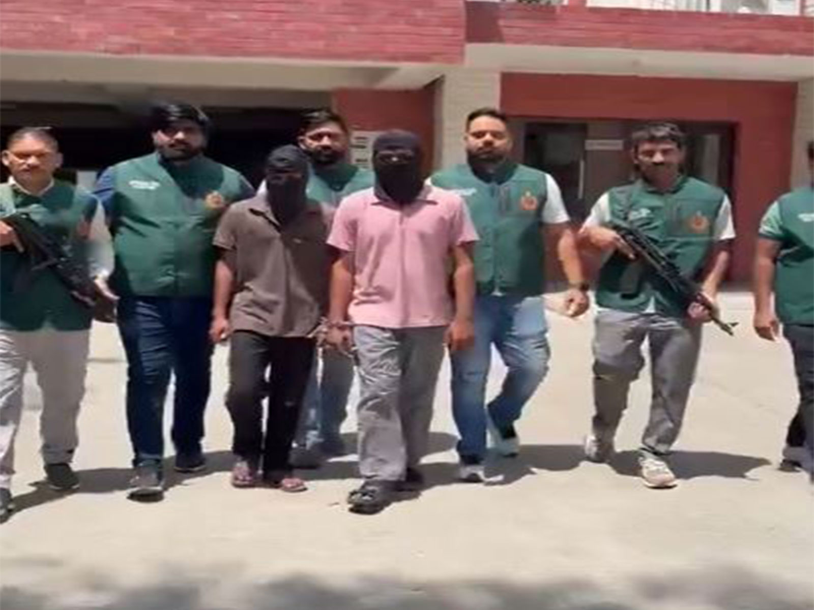 Delhi Police personnel with arrested accused (Photo/Delhi Police)