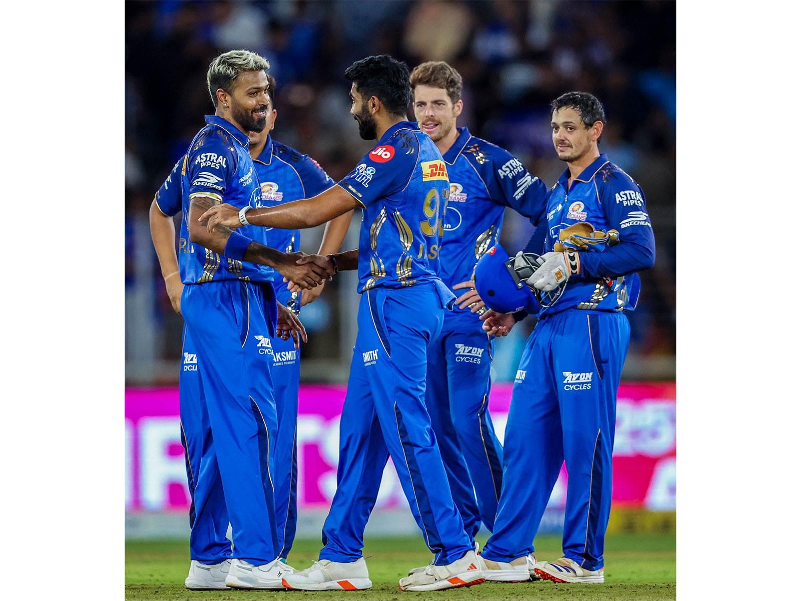 Mumbai Indians' squad celebrate their win over Gujarat Titans. (Photo/ANI)