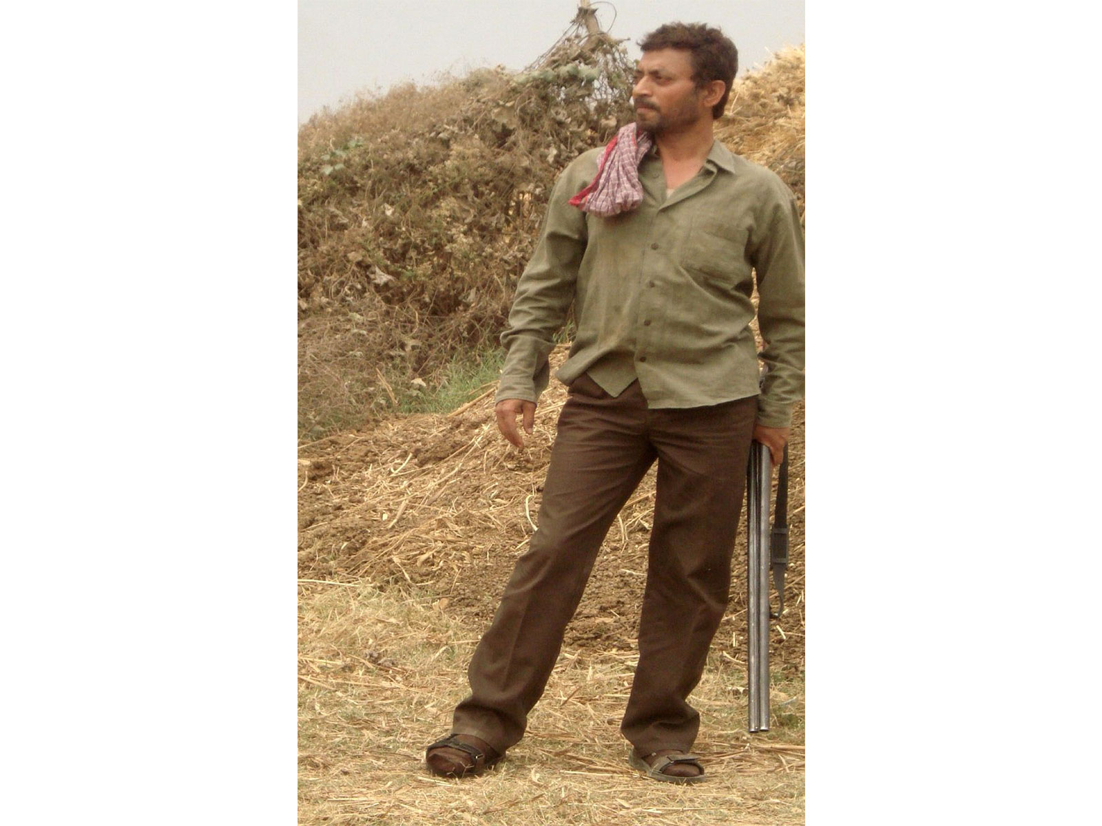 Irrfan Khan's pic from shoot of  Paan Singh Tomar  (Image source: Tigmanshu's team)