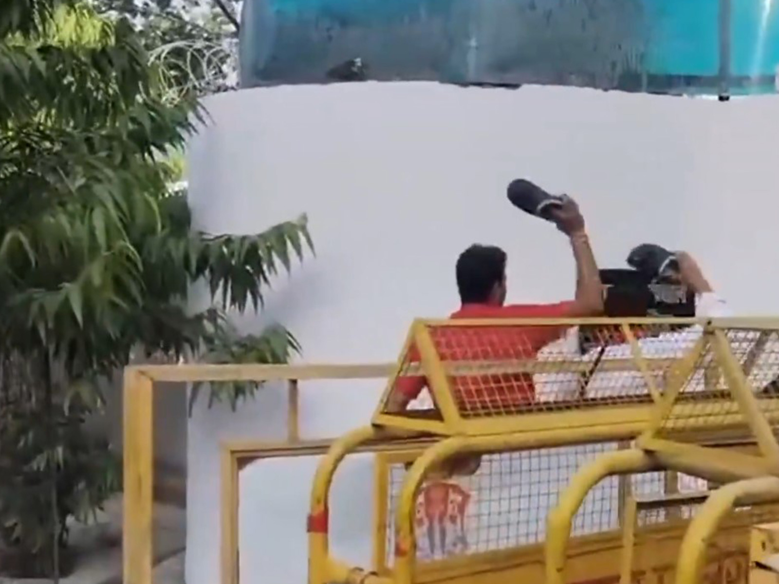 Samajwadi workers protest outside Lucknow Mayor's residence (Photo/ANI)